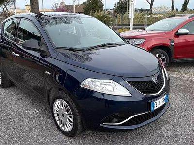 Usata Lancia Ypsilon Silver 69 CV (50 kW) 2016 Blu Utilitaria