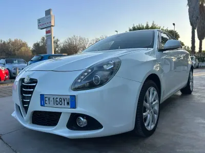 Usata Alfa Romeo Giulietta Distinctive 120 CV (88 kW) 2015 Bianco Utilitaria
