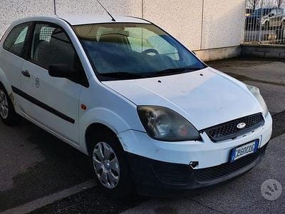 Usata Ford Fiesta 68 CV (50 kW) 2006 Bianco Utilitaria