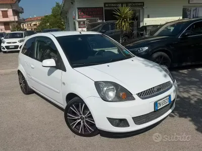 Usata Ford Fiesta S 90 CV (66 kW) 2008 Bianco Utilitaria
