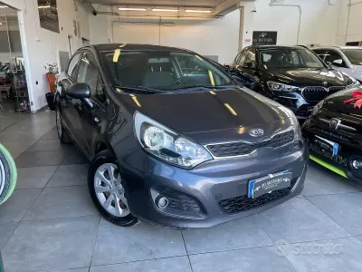 Usata Kia Rio 75 CV (55 kW) 2014 Grigio Berlina