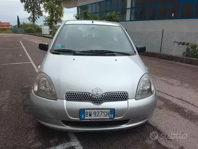 Usata Toyota Yaris 68 CV (50 kW) 2001 Grigio Berlina