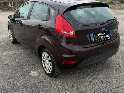 Usata Ford Fiesta 82 CV (60 kW) 2010 Viola Berlina