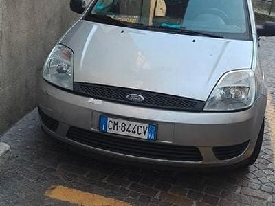 Usata Ford Fiesta Zetec 80 CV (58 kW) 2004 Grigio Utilitaria