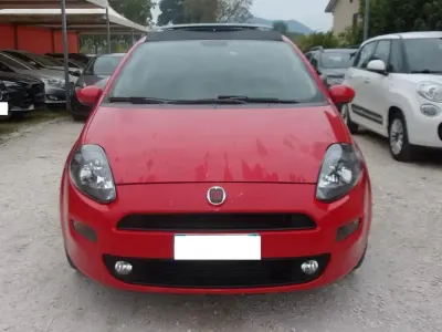 Begagnad Fiat Punto Lounge 95 HK (69 kW) 2013 Röd Halvkombi