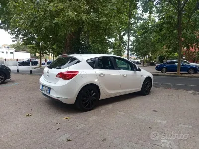 Usata Opel Astra 131 CV (96 kW) 2014 Bianco Berlina
