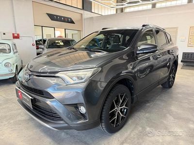 Usata Toyota RAV4 Lounge 143 CV (105 kW) 2017 Grigio SUV