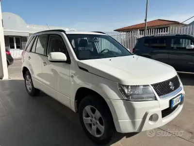 Second-hand Suzuki Grand Vitara 129 CP (94 kW) 2011 Alb SUV