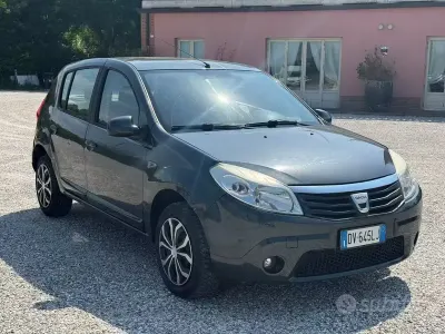 Usata Dacia Sandero Lauréate 72 CV (52 kW) 2009 Grigio Berlina