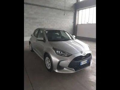 Usata Toyota Yaris Hybrid Active 92 CV (67 kW) 2024 Argento Berlina