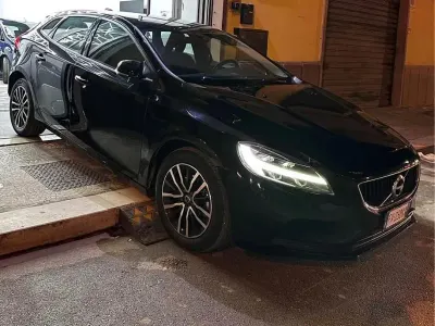 Usata Volvo V40 120 CV (88 kW) 2019 Nero Berlina