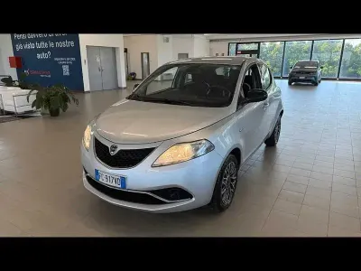 Usata Lancia Ypsilon Gold 69 CV (50 kW) 2016 Argento Utilitaria