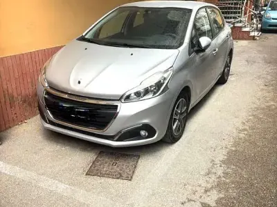 Usata Peugeot 208 Allure 75 CV (55 kW) 2015 Utilitaria