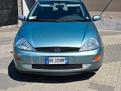 Begagnad Ford Focus Ghia 115 HK (84 kW) 2001 Grå Sedan