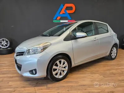 Usata Toyota Yaris Trend 69 CV (50 kW) 2013 Grigio Utilitaria