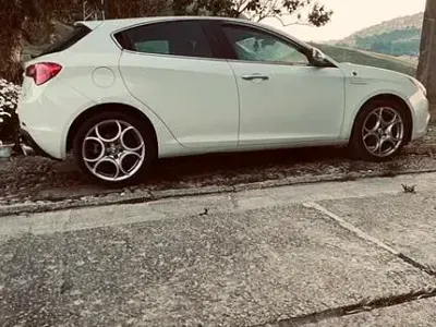 Usata Alfa Romeo Giulietta Quadrifoglio 109 CV (80 kW) 2013 Bianco Utilitaria