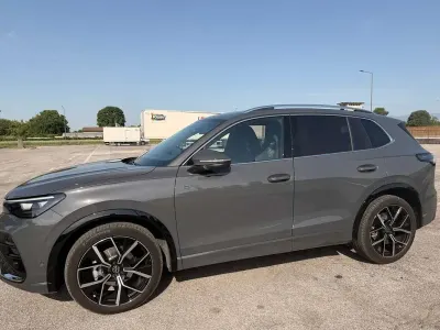 Usata VW Tiguan R-line 150 CV (110 kW) 2024 Grigio SUV