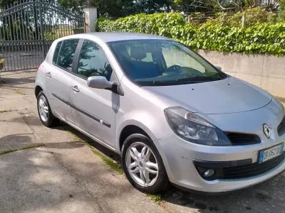 Usado Renault Clio II 85 CV (62 kW) 2008 Gris Berlina