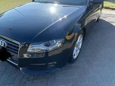 Usado Audi A4 116 CV (85 kW) 2011 Negro Familiar