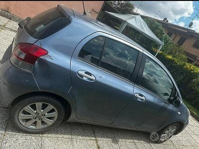 Usata Toyota Yaris 90 CV (66 kW) 2010 Grigio Utilitaria