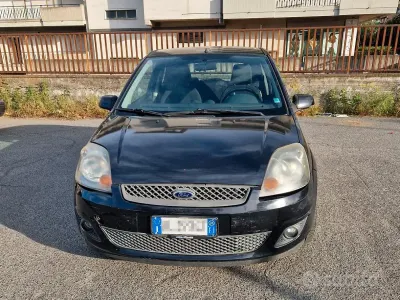 Usata Ford Fiesta 80 CV (58 kW) 2008 Nero Utilitaria