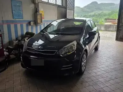 Usata Kia Rio 75 CV (55 kW) 2015 Blu Berlina