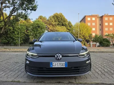 Usata VW Golf VIII Life 131 CV (96 kW) 2022 Grigio Berlina