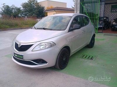Usata Lancia Ypsilon 69 CV (50 kW) 2015 Grigio Utilitaria