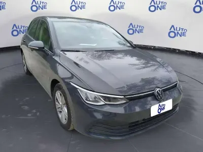 Usata VW Golf VIII Life 116 CV (85 kW) 2024 Grigio Utilitaria