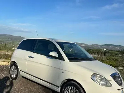 Gebraucht Lancia Ypsilon 75 PS (55 kW) 2010 Weiß Kleinwagen