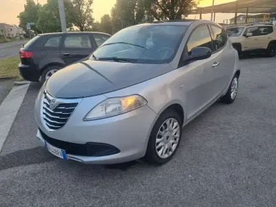 Usata Lancia Ypsilon Silver 69 CV (50 kW) 2012 Argento Utilitaria