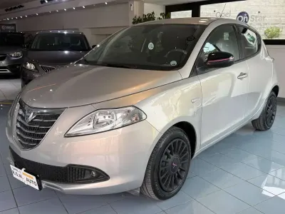 Usado Lancia Ypsilon Gold 95 CV (69 kW) 2014 Marrón Utilitario