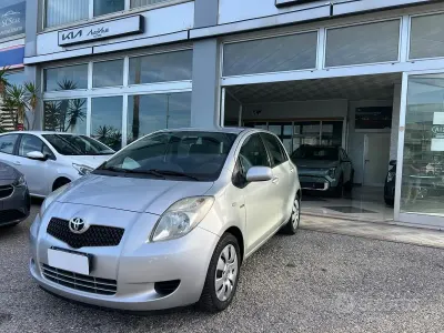 Usata Toyota Yaris Sol 90 CV (66 kW) 2007 Grigio Utilitaria