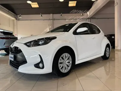 Second-hand Toyota Yaris Active 72 CP (52 kW) 2023 Alb Hatchback
