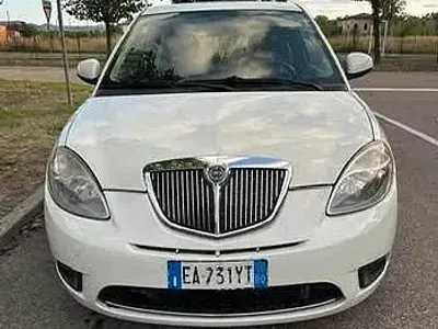 Gebraucht Lancia Ypsilon 77 PS (56 kW) 2010 Weiß Kleinwagen