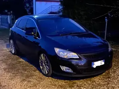 Usata Opel Astra Cosmo 60 CV (44 kW) 2011 Bianco Berlina