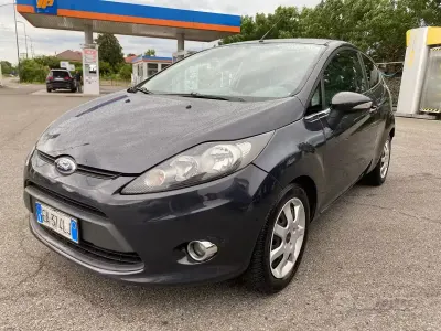Usata Ford Fiesta 92 CV (67 kW) 2010 Grigio Berlina