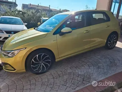 Usata VW Golf VIII Life 110 CV (80 kW) 2021 Oro Berlina