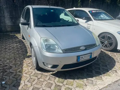 Usata Ford Fiesta Zetec 75 CV (55 kW) 2004 Grigio Utilitaria