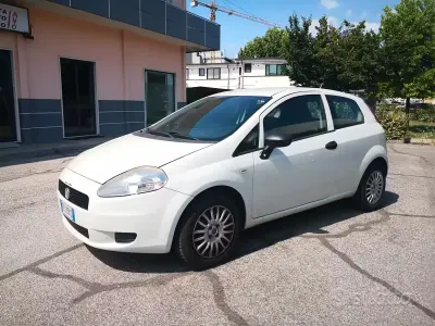 Usata Fiat Grande Punto 69 CV (50 kW) 2012 Bianco Utilitaria
