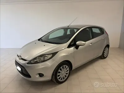 Usata Ford Fiesta 60 CV (44 kW) 2011 Grigio Berlina