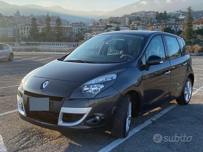 Usata Renault Scénic III Dynamique 110 CV (80 kW) 2011 Marrone Monovolume