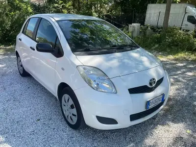 Usata Toyota Yaris 69 CV (50 kW) 2010 Bianco Utilitaria