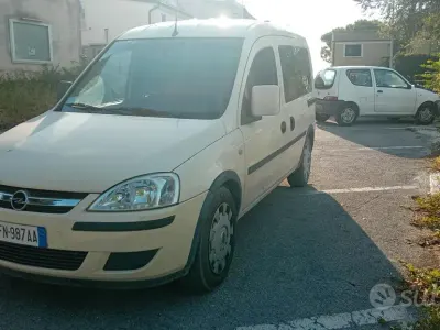 Usata Opel Combo 94 CV (69 kW) 2009 Monovolume