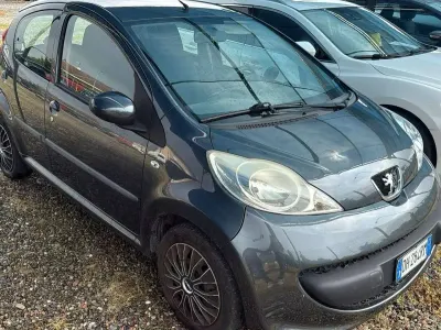 Begagnad Peugeot 107 68 HK (50 kW) 2007 Svart Halvkombi