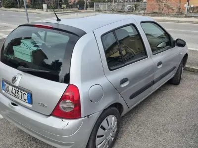 Usata Renault Clio II Dynamique 75 CV (55 kW) 2005 Berlina