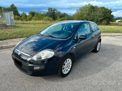 Usata Fiat Grande Punto 69 CV (50 kW) 2011 Bluazzurro Utilitaria