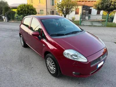 Usata Fiat Grande Punto Dynamic 77 CV (56 kW) 2010 Rosso Utilitaria