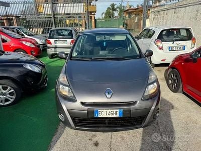 Usata Renault Clio II Dynamique 75 CV (55 kW) 2010 Grigio Berlina