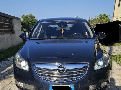 Usata Opel Insignia Cosmo 131 CV (96 kW) 2011 Bluazzurro Berlina